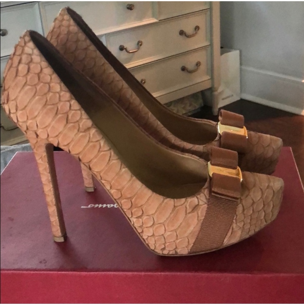 Salvatore Ferragamo Platform Pumps in size 8